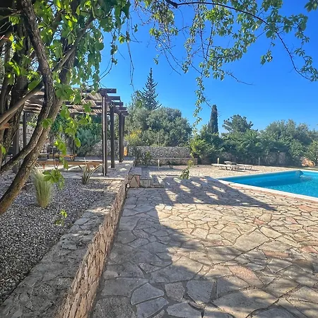 Melissani فيلة كارافوميلوس
